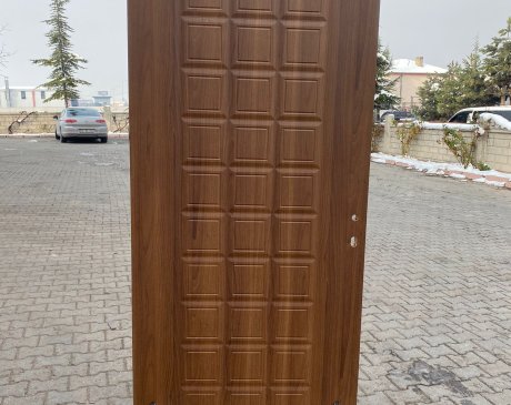 WOODEN DOORS